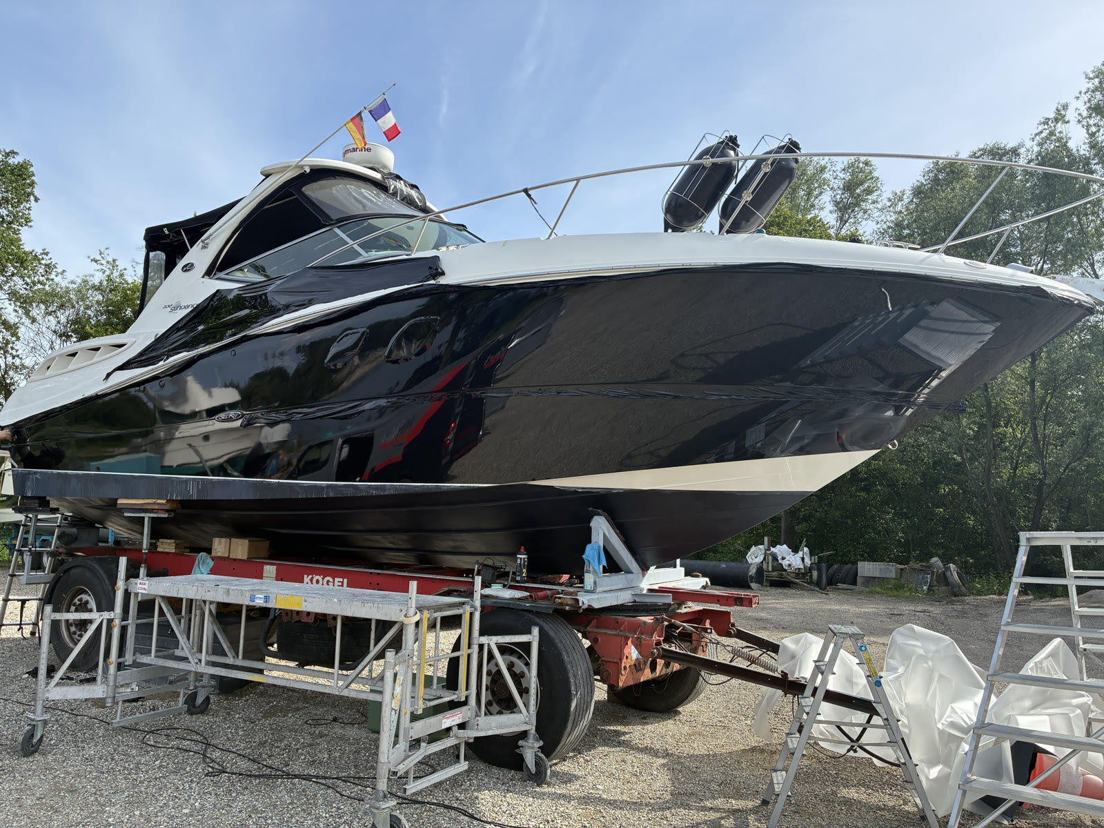 Schwarz-weiß foliertes Motorboot auf dem Bock